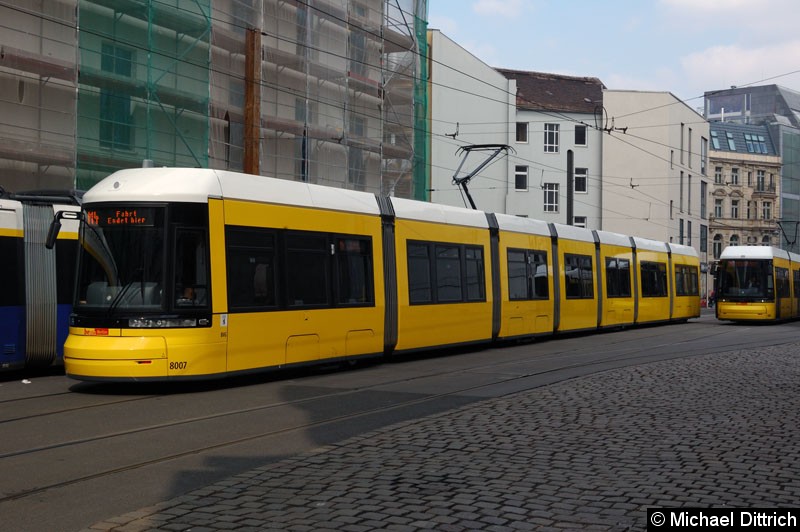 Bild: 8007 als Linie M4 in der Großen Präsidentenstr.