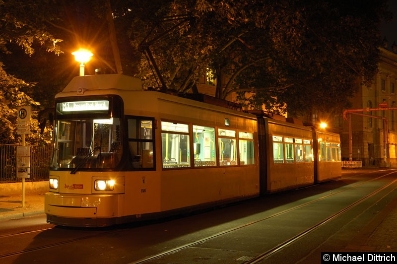 Bild: 1011 als Linie M1 an der Haltestelle Am Kupfergraben.