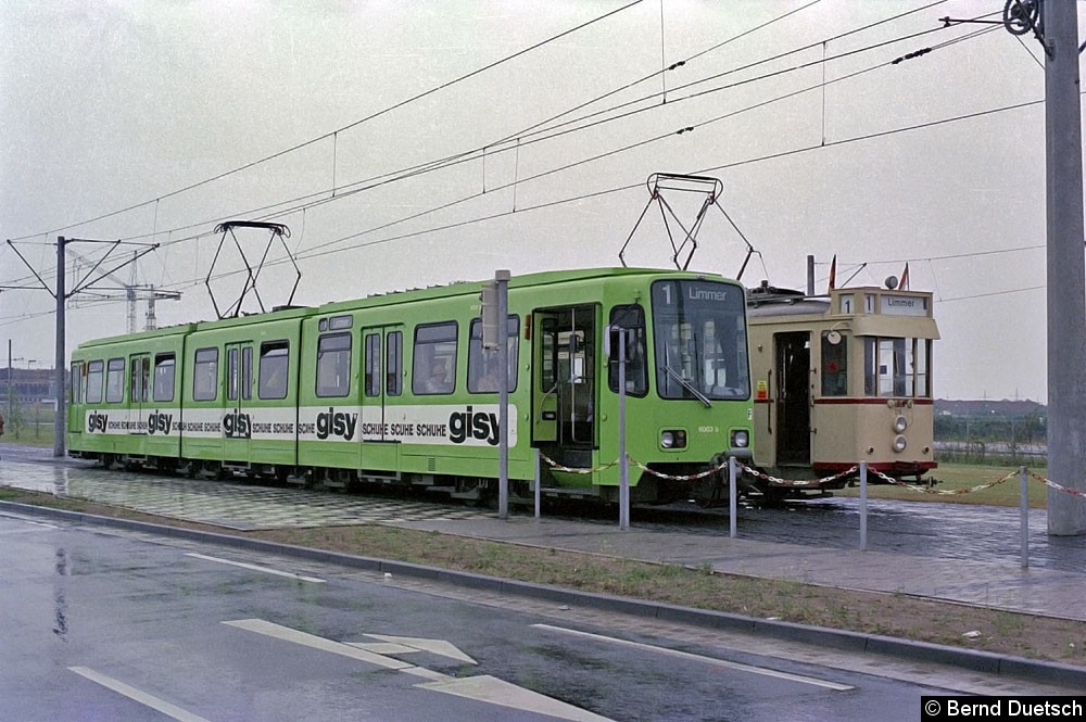 Bild: Tw 6003 im Frühjahr 1975 an der südlichen Endstation Laatzen/Süd. Rechts daneben ein Stahlwagen, der fast 50 Jahre älter ist als
das moderne Stadtbahnfahrzeug, aber 1975 immer noch seinen regelmäßigen Dienst im Linienverkehr versieht.