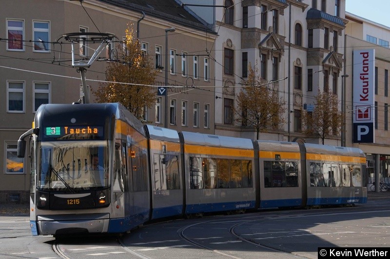 TW 1215 als Linie 3 kommend von Reudnitz Köhlerstraße, biegt von der Dresdner in die Wurzner Str. ab in Richtung Taucha. Bild: TW 1215 als Linie 3 kommend von Reudnitz Köhlerstraße, biegt von der Dresdner in die Wurzner Str. ab in Richtung Taucha.