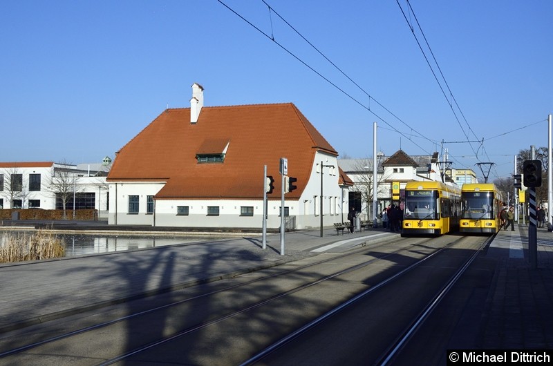 Bild: 2513 begegnet an der Haltestelle Messe dem 2511. Beide fahren als Linie 10.