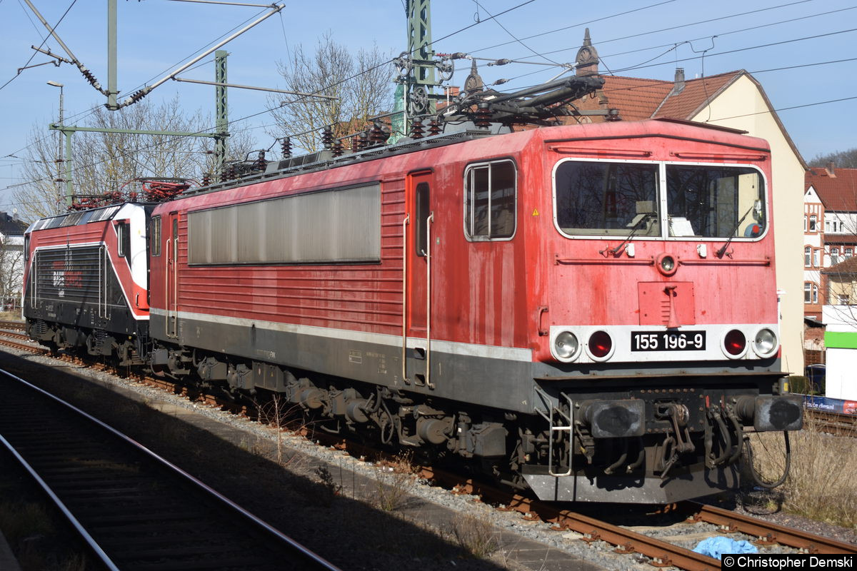 Bild: 155 196-9+143 056-0 stehen in Eisenach Hbf.