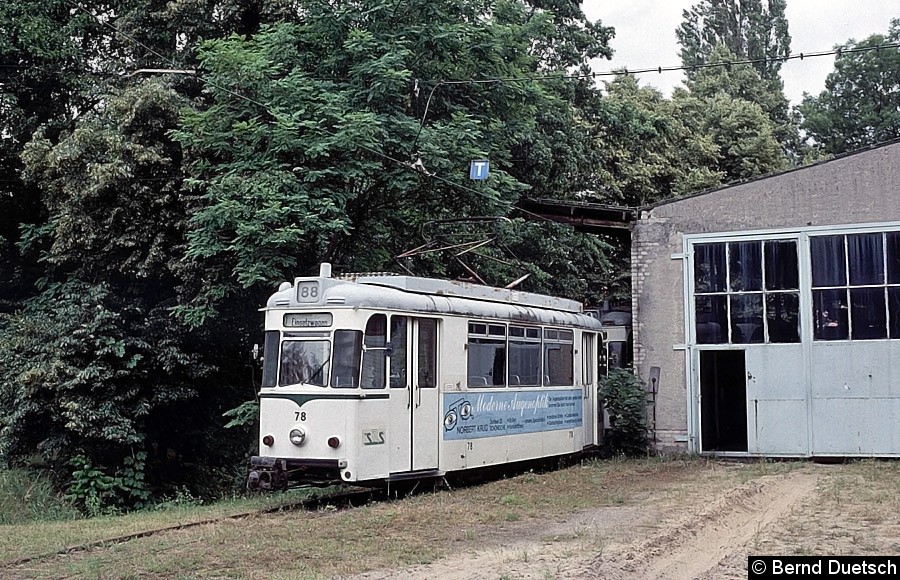 Auch Tw 78 existiert noch im Jahr 2002. Hier steht er vor der Wagenhalle des Betriebshofes in Schöneiche. Ob er tatsächlich zu diesem Zeitpunkt als Einsatzwagen, wie dem Schild am Tw zu entnehmen ist, unterwegs war, ist zu bezweifeln Bild: Auch Tw 78 existiert noch im Jahr 2002. Hier steht er vor der Wagenhalle des Betriebshofes in Schöneiche. Ob er tatsächlich zu diesem Zeitpunkt als Einsatzwagen, wie dem Schild am Tw zu entnehmen ist, unterwegs war, ist zu bezweifeln