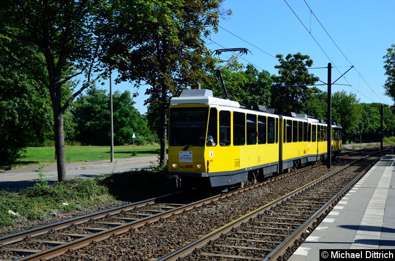 Bild: 7057 + 7058 kurz vor der Kreuzung Suemondtstr./Buschallee.