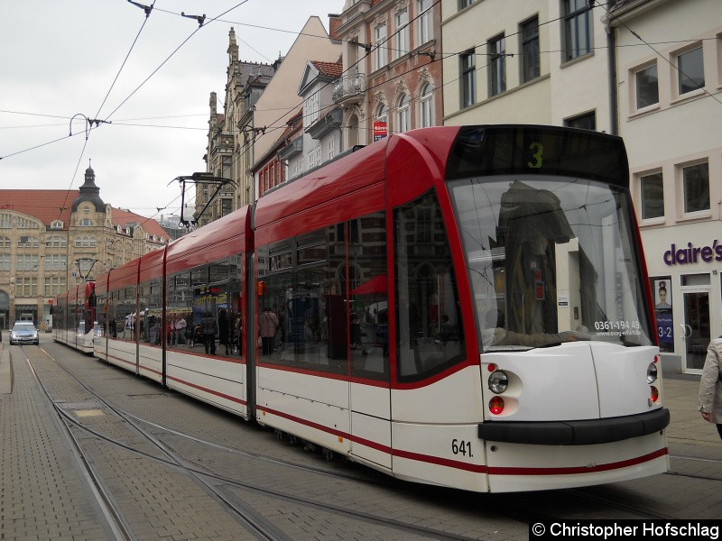 TW 641 als Linie 3 am Anger. Der vorderste Combino ist TW 655 der Linie 5. Auf dem ersten Blick könnte es ein C+C-Traktion sein. Bild: TW 641 als Linie 3 am Anger. Der vorderste Combino ist TW 655 der Linie 5. Auf dem ersten Blick könnte es ein C+C-Traktion sein.