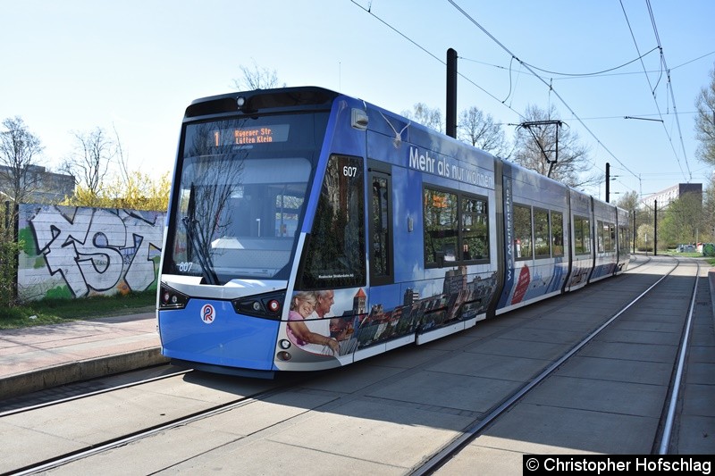 Bild: TW 607 als Linie 1 an der Haltestelle Rügener Straße.