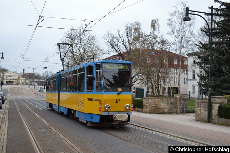 Bild: Tw 317 als Linie 1 kurz vor der Haltestelle Hauptbahnhof.