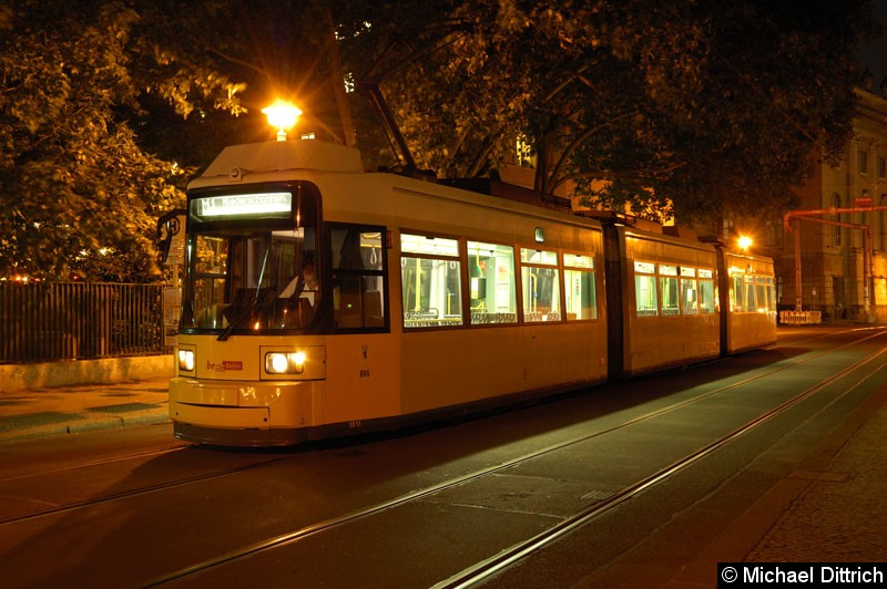 Bild: 1011 als Linie M1 in der Haltestelle Am Kupfergraben.