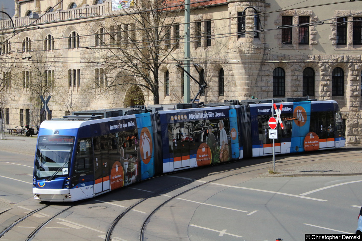 Bild: TW 701 als Linie 4 beim Abbiegen zur Haltestelle Paradiesbahnhof
