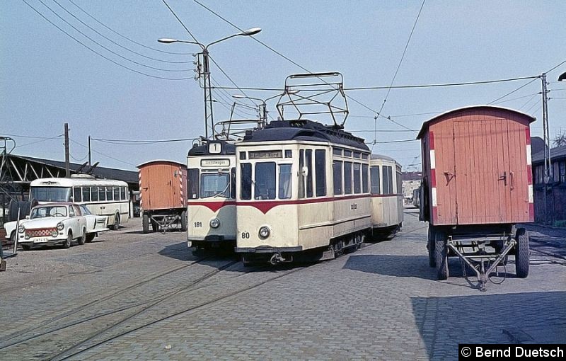 Bild: Aus der gleichen Serie stammt Tw 80. 
Hier steht er im Betriebshof an der Breitscheidstraße und wartet auf seinen Einsatz. 