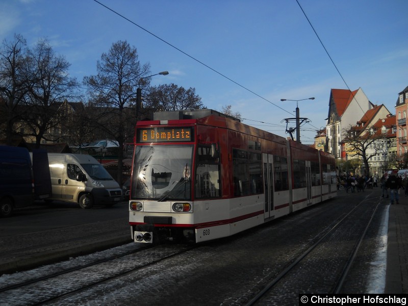 Nach zwei Unfällen auf der Strecke der Linie 3 und 6, wendete außerplanmäßig der 603 in der Schleife am Domplatz. Bild: Nach zwei Unfällen auf der Strecke der Linie 3 und 6, wendete außerplanmäßig der 603 in der Schleife am Domplatz.