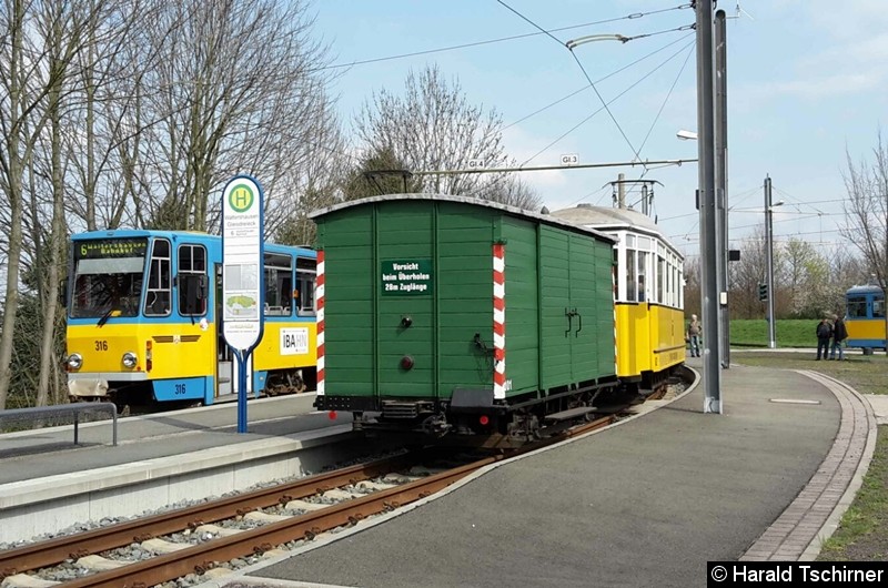 Bild: Wagen 56 mit einem Bei- und einem Güterwagen im Gleisdreieck Waltershausen.