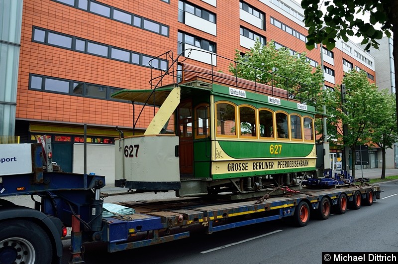 Bild: Pferdewagen 627 auf dem Tieflader von der Ausstellung 150 Jahre Straßenbahn Berlin kommend kurz vor der Kreuzung 
Landsberger Allee/Petersburger Str.