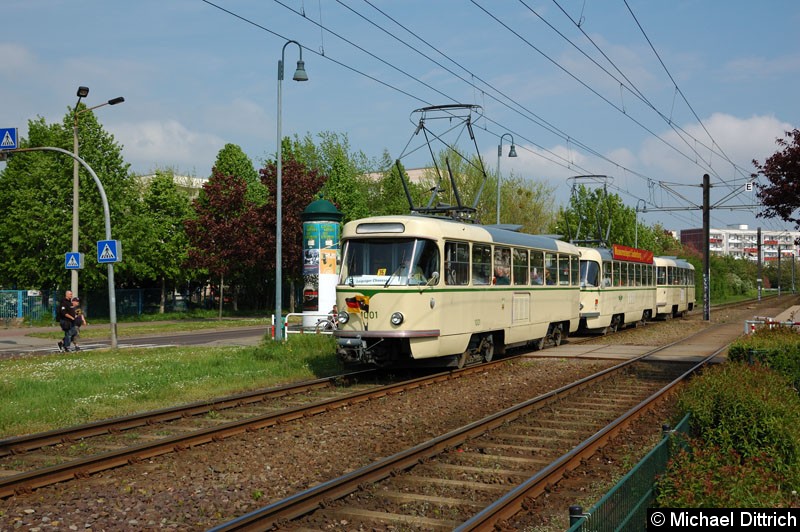 Wagen 1001 + 1120 + 2002 als Linie 3 anlässlich 30 Jahre Strecke nach Olvenstedt: Hier beim Verlassen der Haltestelle Sternbogen. Bild: Wagen 1001 + 1120 + 2002 als Linie 3 anlässlich 30 Jahre Strecke nach Olvenstedt: Hier beim Verlassen der Haltestelle Sternbogen.