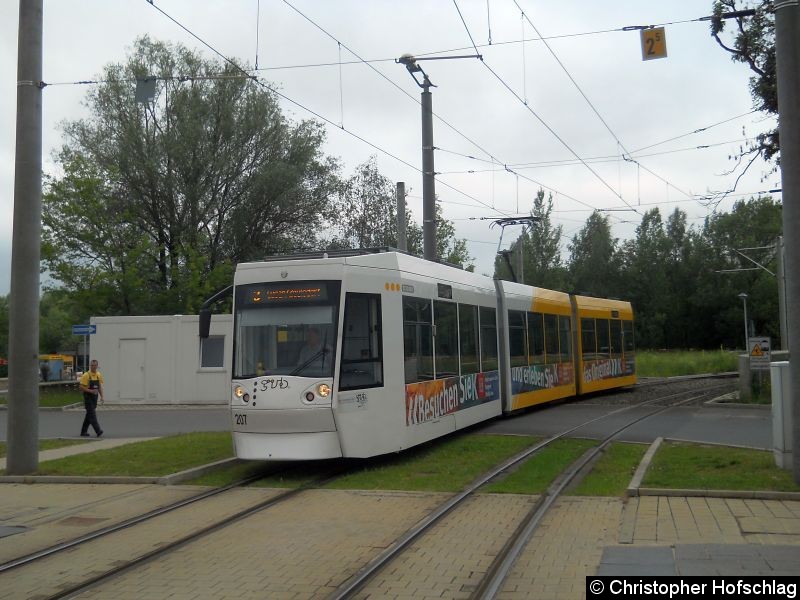 Bild: TW 207 an der Haltestelle Berufsakedemie.