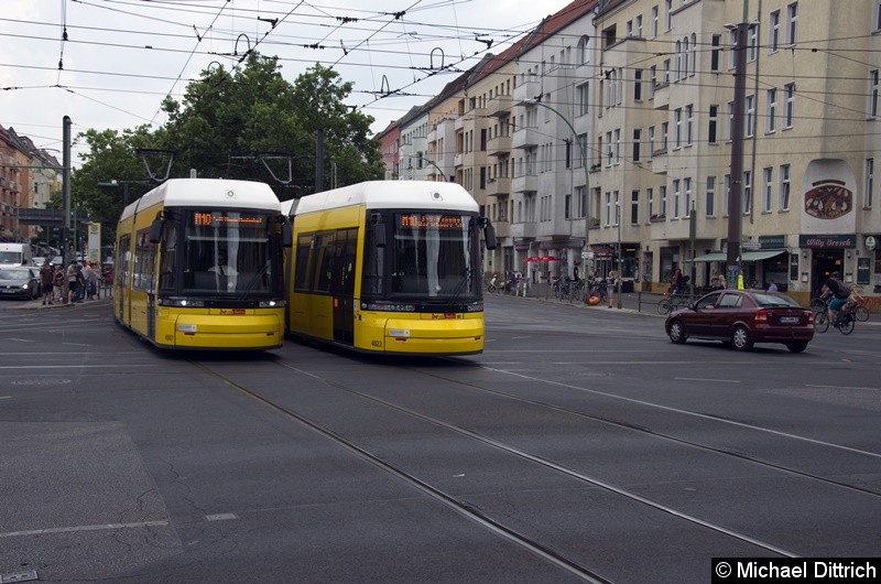 4007 trifft auf der Kreuzung Greifswalder Str./Danziger Str. auf den 4022. Beide sind als Linie M10 unterwegs. Bild: 4007 trifft auf der Kreuzung Greifswalder Str./Danziger Str. auf den 4022. Beide sind als Linie M10 unterwegs.