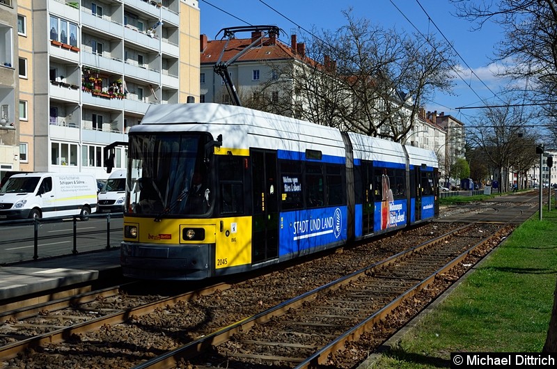 2045 als Linie M10 an der Haltestelle Arnswalder Platz.