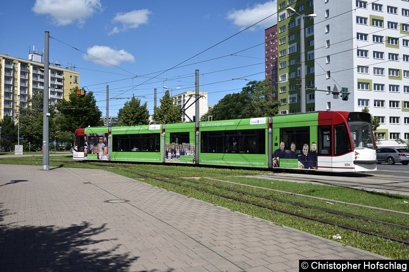 TW 654 als Linie 1 beim Verlassen der Haltestelle Rieth in Richtung Europaplatz. Bild: TW 654 als Linie 1 beim Verlassen der Haltestelle Rieth in Richtung Europaplatz.