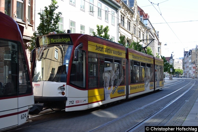 TW 712 als zweiter Wagen einer Traktion zwischen den Haltestellen Anger und Angerbrunnen.