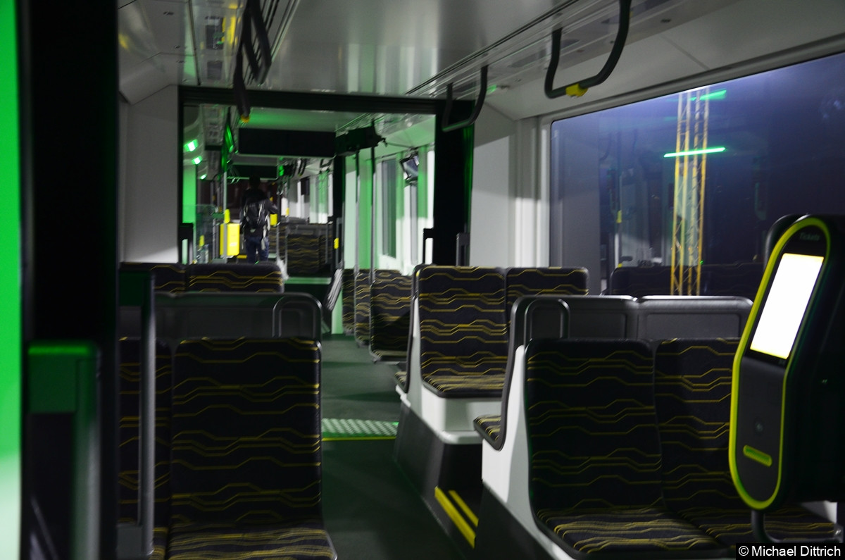 Bild: Leider konnte die Beleuchtung nicht eingeschaltet werden. Trotzdem ein Blick durch die hinteren Teile des Zuges.