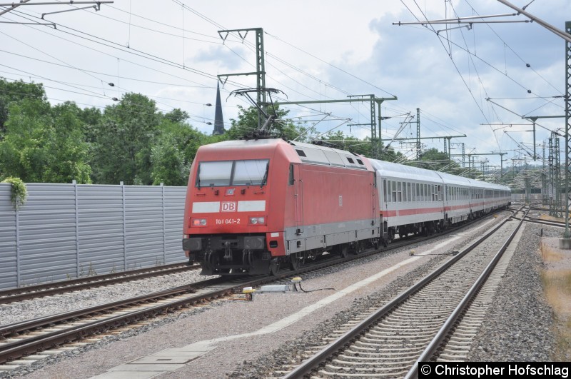 Bild: BR 101 beim Verlassen des Erfurter Hauptbahnhofes an einen IC.