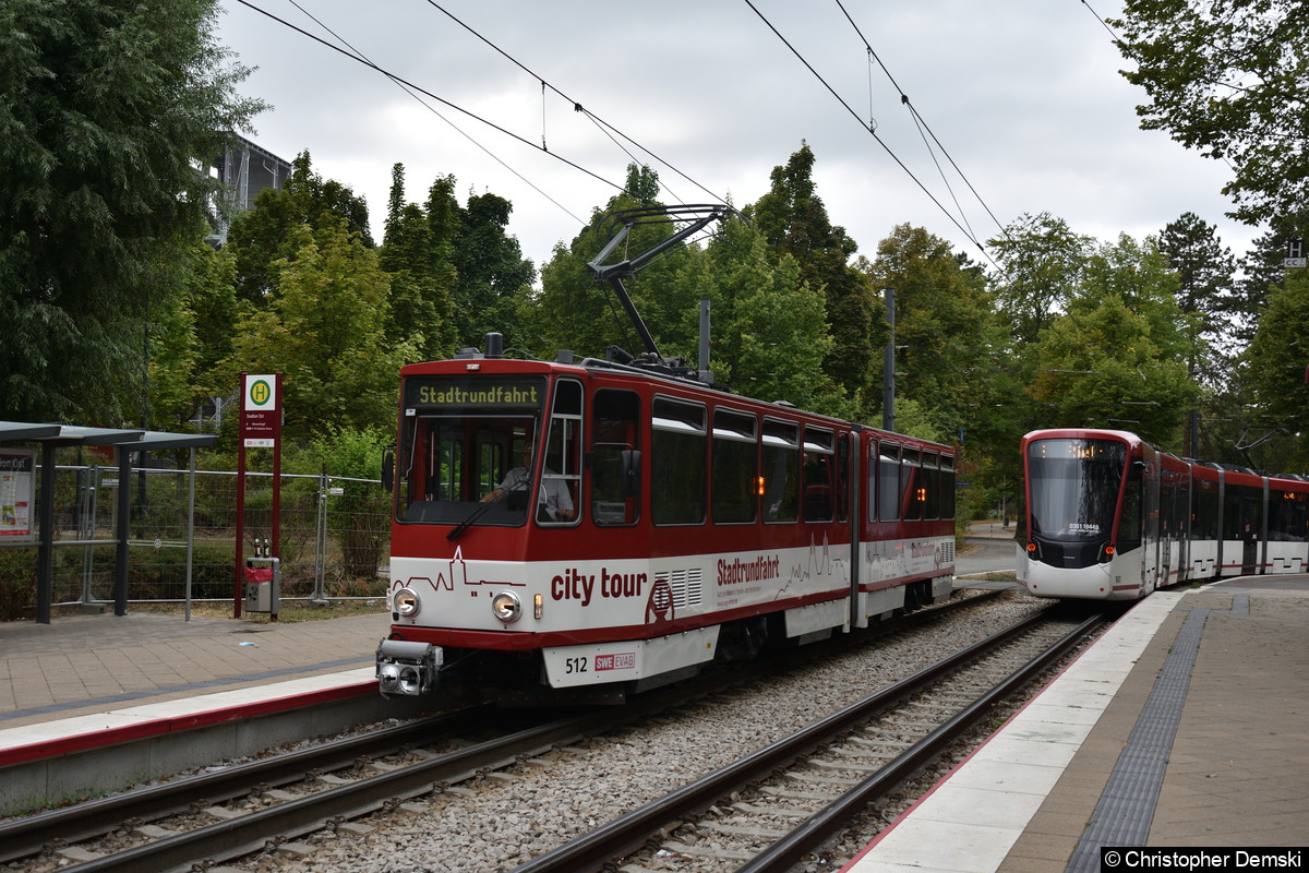 Bild: TW 512 an der Haltestelle Stadion Ost in Richtung Urbicher Kreuz.
