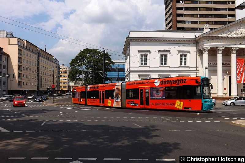TW 233 der Straßenbahnlinie 12 auf der Kreuzung Lang Straße/Schöne Aussicht kurz vor der Brücke Ignatz-Bubis-Brücke. Bild: TW 233 der Straßenbahnlinie 12 auf der Kreuzung Lang Straße/Schöne Aussicht kurz vor der Brücke Ignatz-Bubis-Brücke.