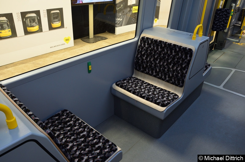 In dem Mockup hat man überwiegend Einzelsitze verbaut. Es ist aber auch möglich, Doppelsitze zu verbauen.
In den Endwagen ist das flexibel möglich, da hier keine Sonderstellflächen vorhanden sind. Bild: In dem Mockup hat man überwiegend Einzelsitze verbaut. Es ist aber auch möglich, Doppelsitze zu verbauen.
In den Endwagen ist das flexibel möglich, da hier keine Sonderstellflächen vorhanden sind.