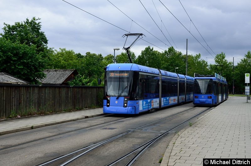 Bild: Variobahn 2311 als Linie 20 an der Haltestelle U Westfriedhof. 
Rechts daneben der R2.2 2163 als Linie 21.