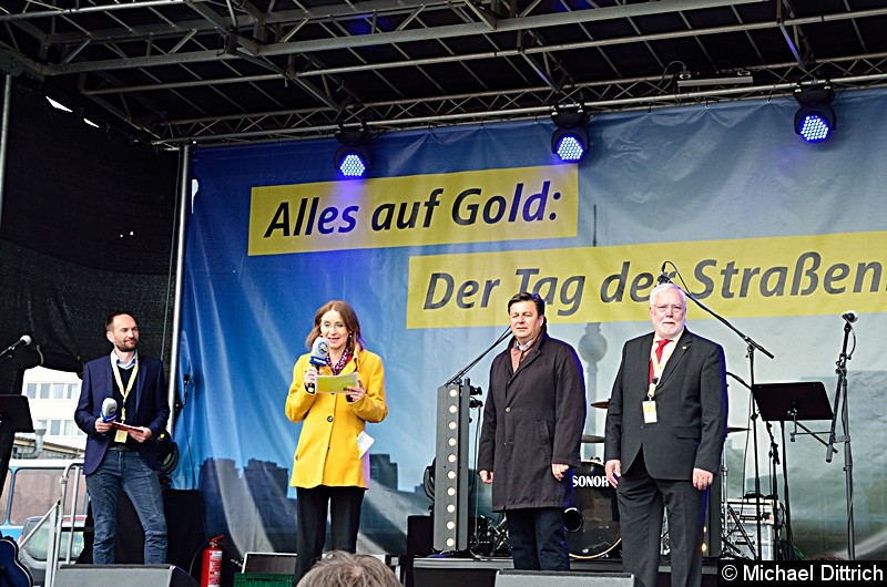 Eröffnung der EM durch Dr. Sigrid Evelyn Nikutta (Vorstandsvorsitzende der BVG), Andreas Geisel (Senator für Verkehr, mitte) und Klaus-Dietrich Matschke (Bereichsleiter Straßenbahn, rechts). Bild: Eröffnung der EM durch Dr. Sigrid Evelyn Nikutta (Vorstandsvorsitzende der BVG), Andreas Geisel (Senator für Verkehr, mitte) und Klaus-Dietrich Matschke (Bereichsleiter Straßenbahn, rechts).
