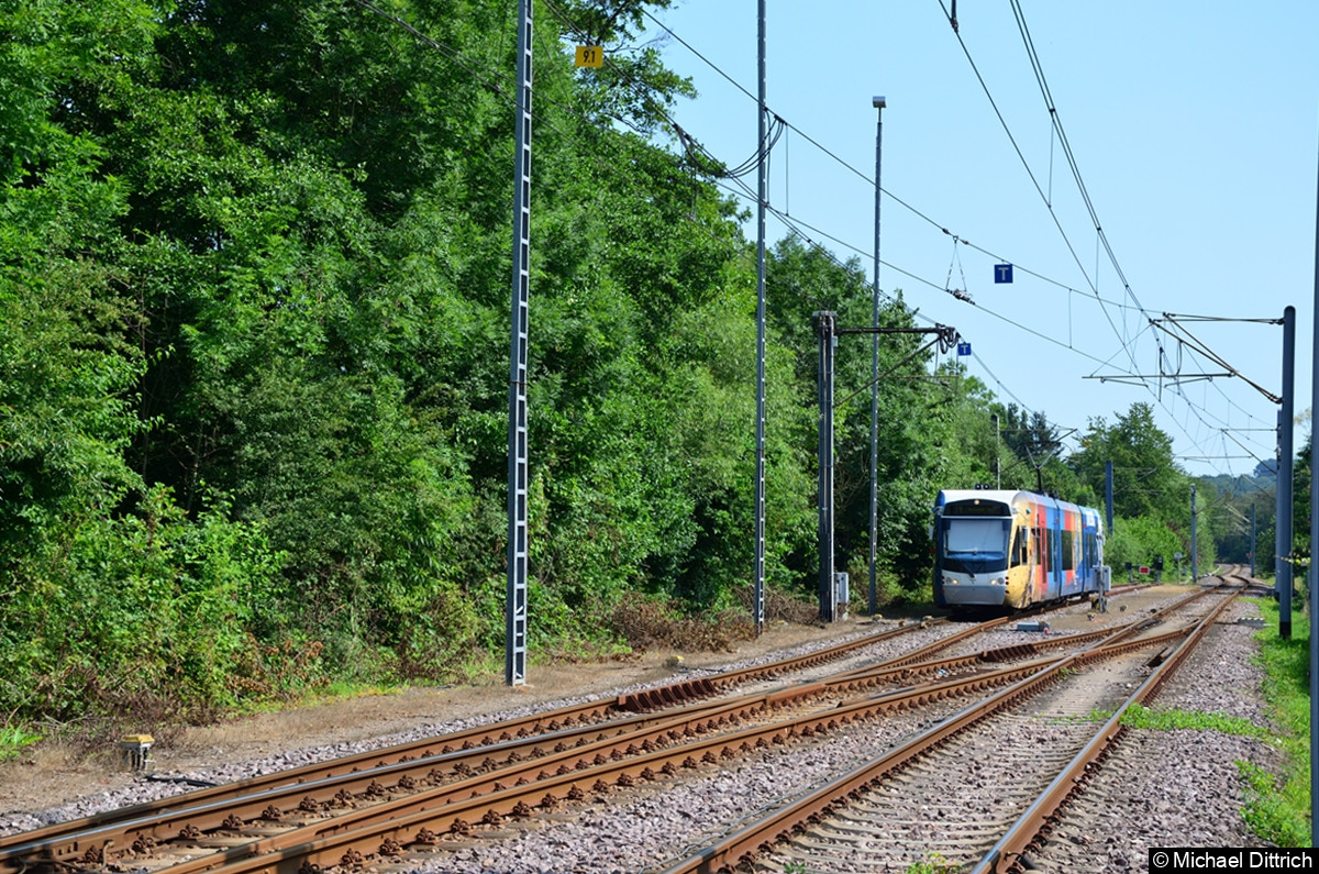 Bild: 1010 steht auf einem Abstellgleis in Heusweiler Markt und wartet seine Abfahrtzeit ab.
