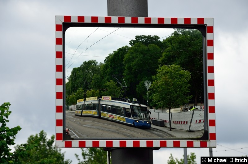 Bild: Spieglein, Spieglein am Mast, wie heißt die Bahn da? 
Das ist der R2.2 2115 an der Endstelle U Westfriedhof.