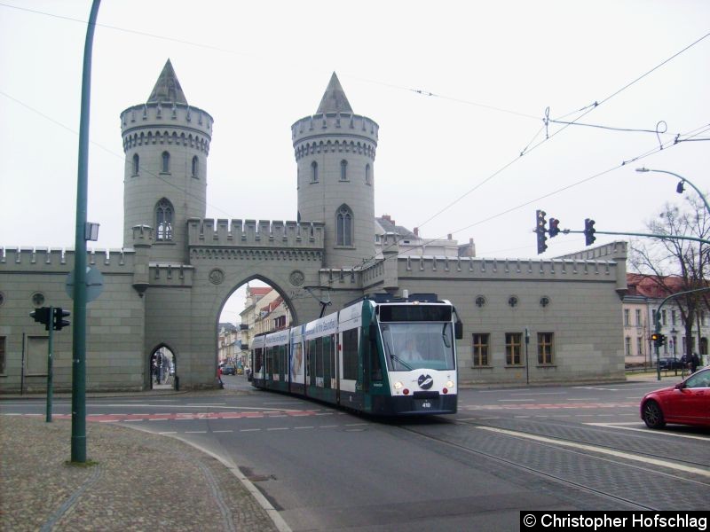 Bild: TW 410 bei der Durchfahrt durchs Nauener Tor.
