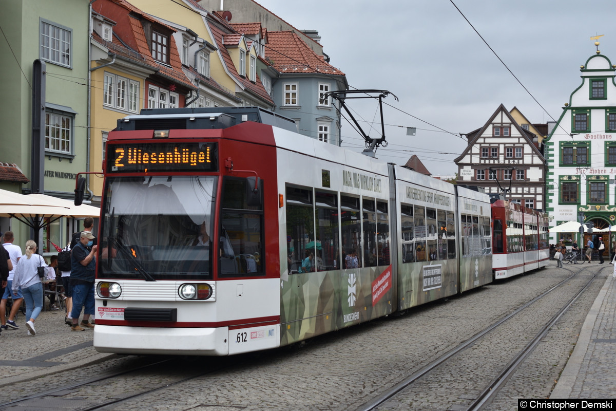 Bild: TW 612+614 als Linie 2 beim Fahrgastwechsel an der Haltestelle Domplatz Süd.