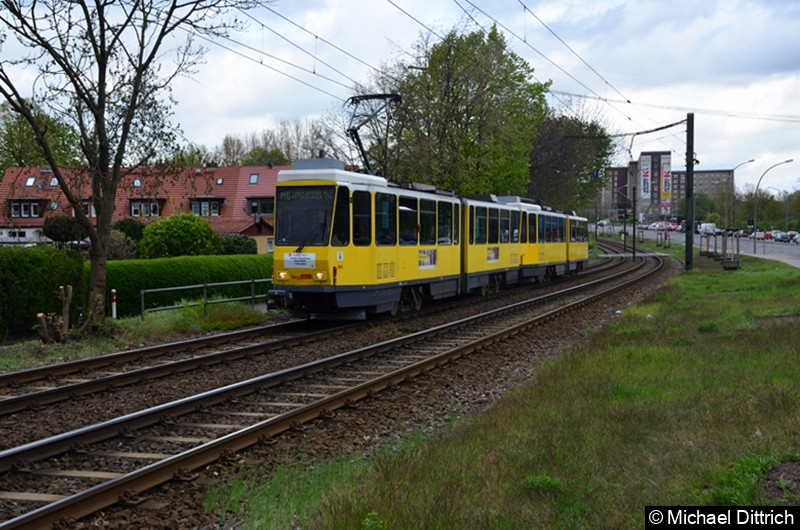 Bild: 6006 + 6170 als Linie M6 zwischen den Haltestellen Landsberger Allee/Rhinstr. und Dingelstädter Str.
Letzter Einsatztag der KT4D in Berlin.
