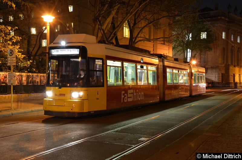 Bild: 1068 als Linie M1 an der Haltestelle Am Kupfergraben.