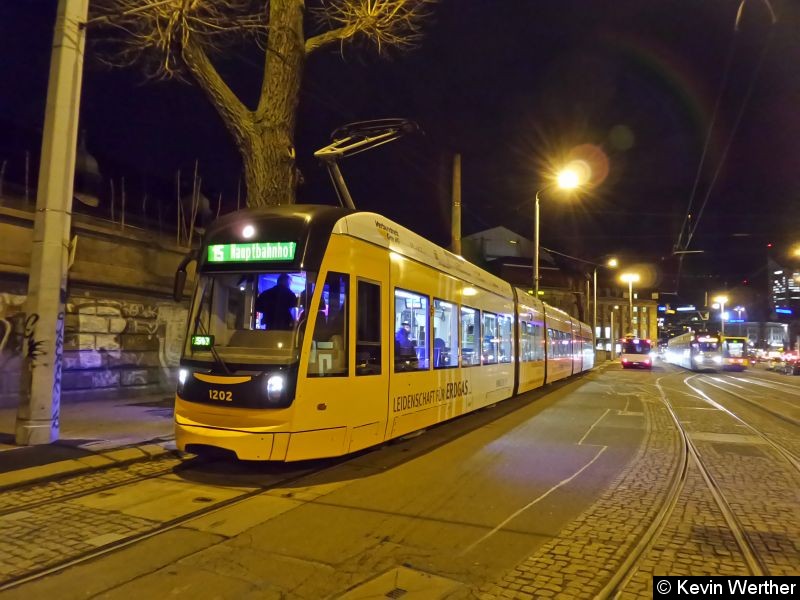 Bild: TW 1202 steht am Hauptbahnhof,Westseite als Linie 15.