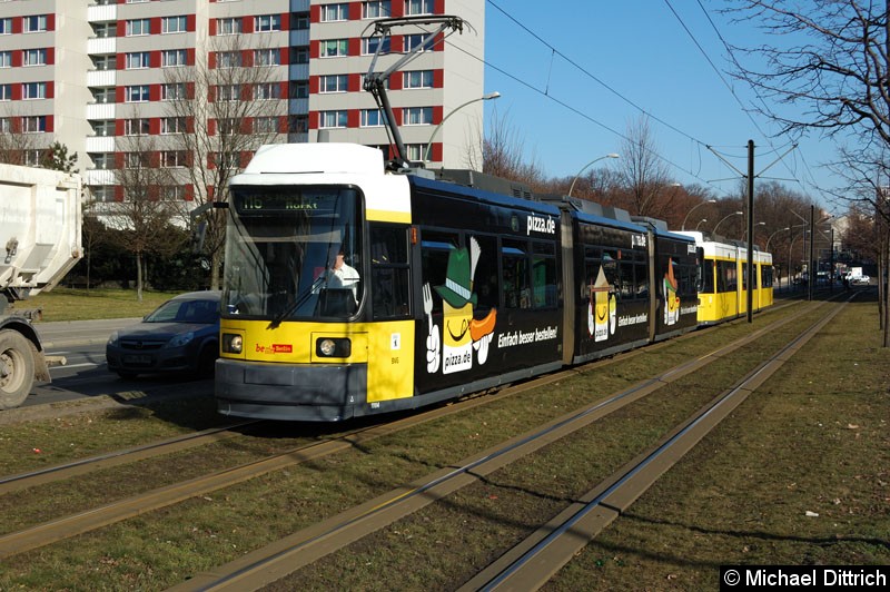 Bild: 1004 + 1086 als Linie M6 zwischen den Haltestellen Platz der Vereinten Nationen und Büschingstr.