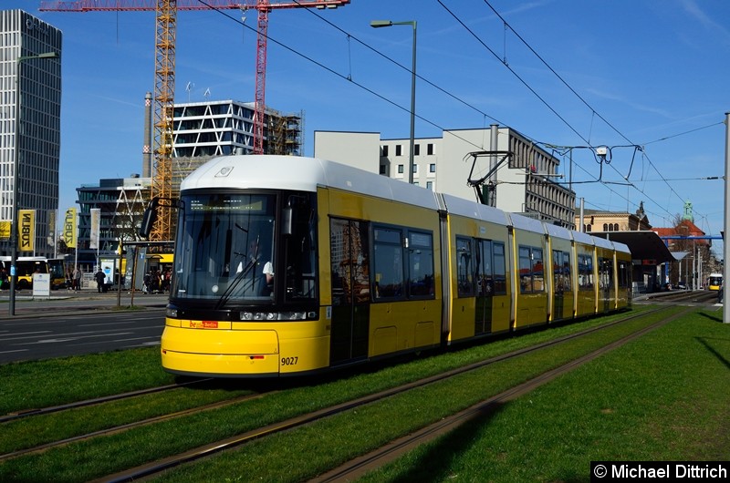 Bild: 9027 als Linie M5 kurz hinter der Haltestelle Hauptbahnhof.