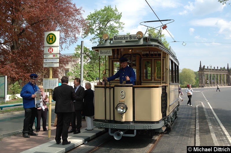 Bild: Wagen 9 an der Haltestelle Glienicker Brücke.