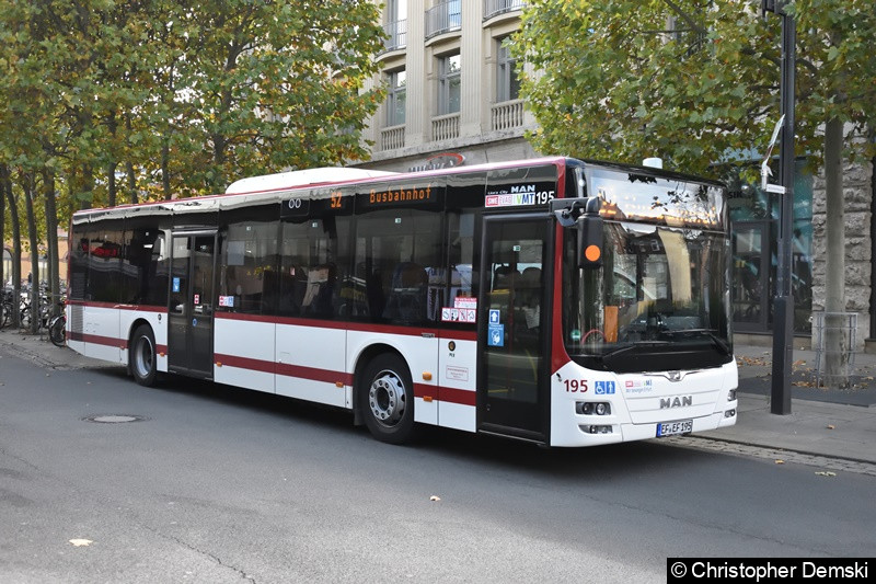 Wagen 195 als Linie 52 am Busbahnhof.