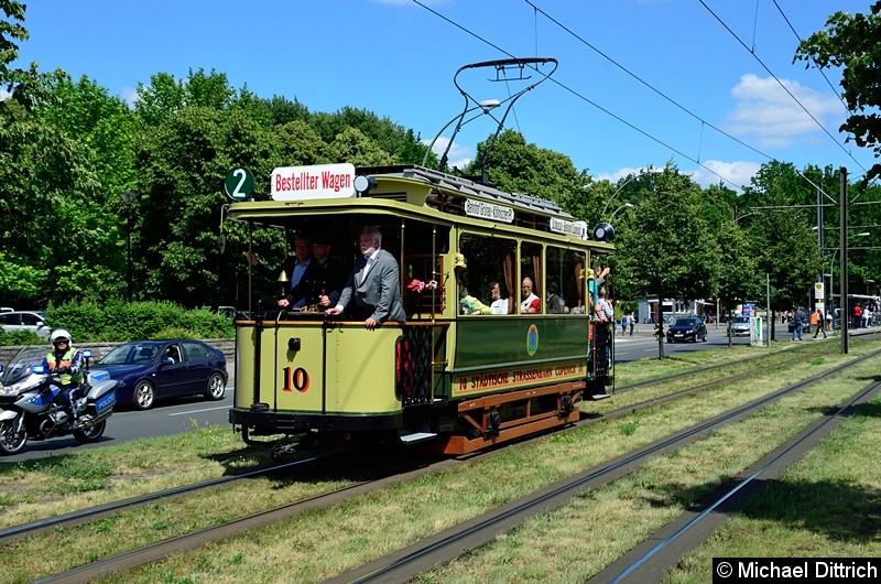 Bild: Wagen 10 fuhr als erster Wagen in einem Straßenbahnkorso anlässlich 150 Jahre Straßenbahn in Berlin.
