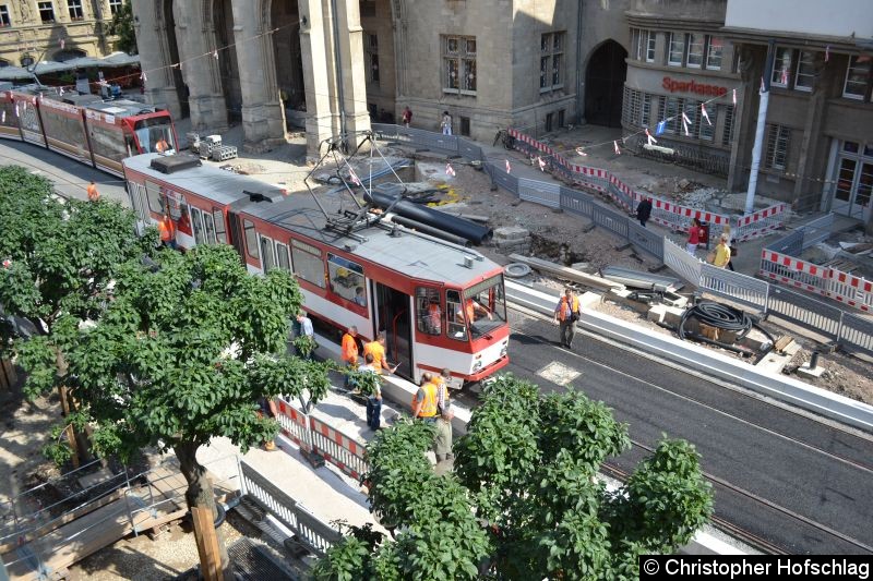 Experten messen den Abstand zwischen der Tatrabahn und der Haltestelle . Bild: Experten messen den Abstand zwischen der Tatrabahn und der Haltestelle .