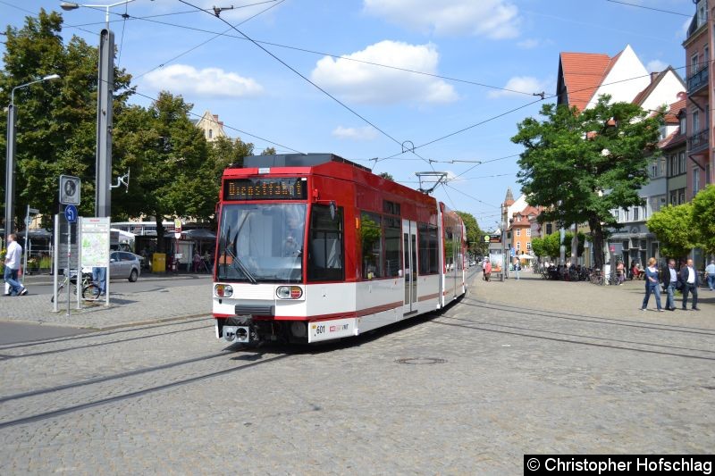 TW 601 fährt in die Haltestelle Domplatz Nord und anschließend rückwärts zum Fischmarkt. Bild: TW 601 fährt in die Haltestelle Domplatz Nord und anschließend rückwärts zum Fischmarkt.