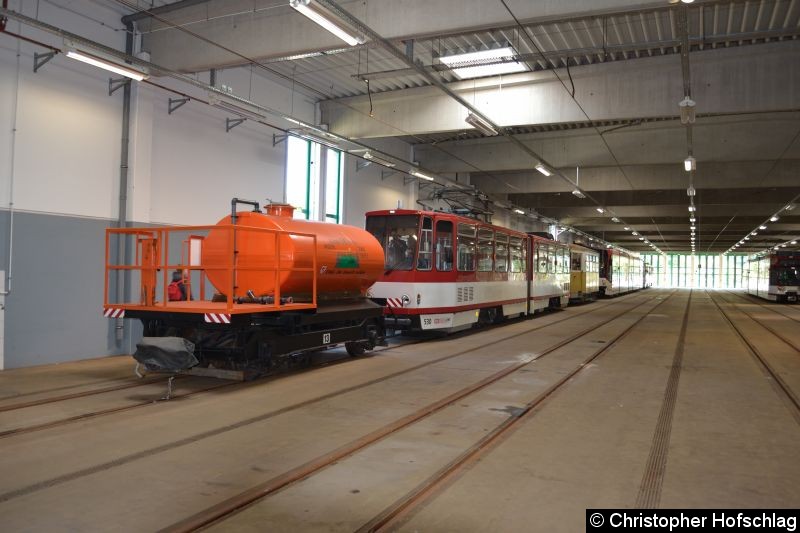 Die Wasserlore 13 und KT4D 530 in der Straßenbahnhalle in Betriebshof Südost.
