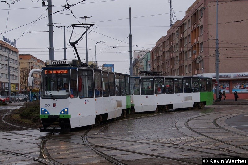 Bild: TW 535+536 als Linie 12 verließ die Haltestelle Plac Rodła und biegt links weg in Richtung DW. NIEBUSZEWO