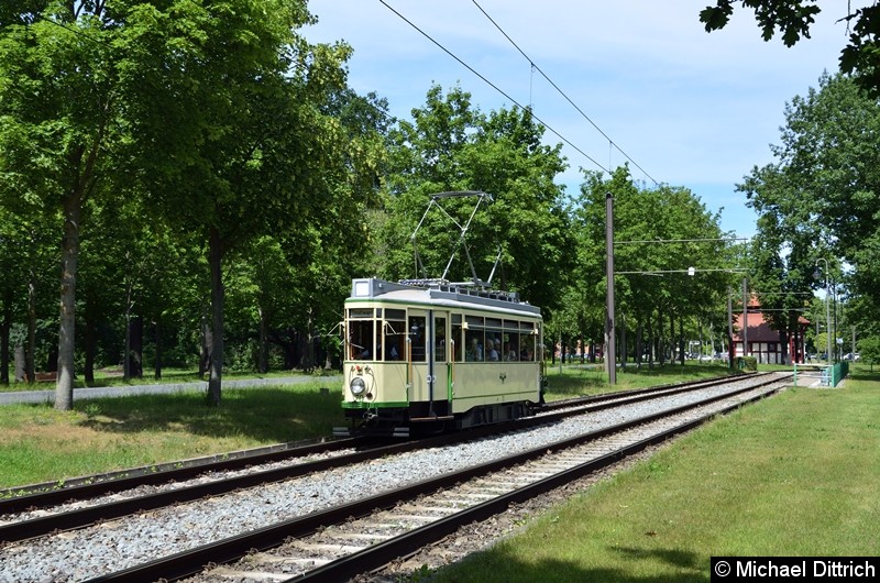 Der historische Triebwagen 70 bei seiner Abreise in Herrenkrug. Im Hintergrund das berühmte Wartehäuschen der Endstelle. Bild: Der historische Triebwagen 70 bei seiner Abreise in Herrenkrug. Im Hintergrund das berühmte Wartehäuschen der Endstelle.