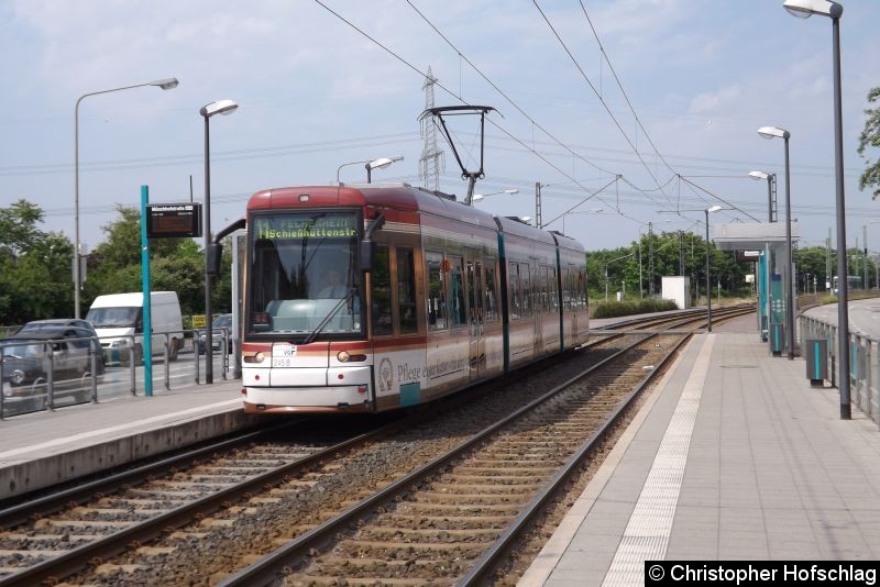 Einfahrt vom TW 245 in die Haltestelle Mönchhofstraße. Bild: Einfahrt vom TW 245 in die Haltestelle Mönchhofstraße.