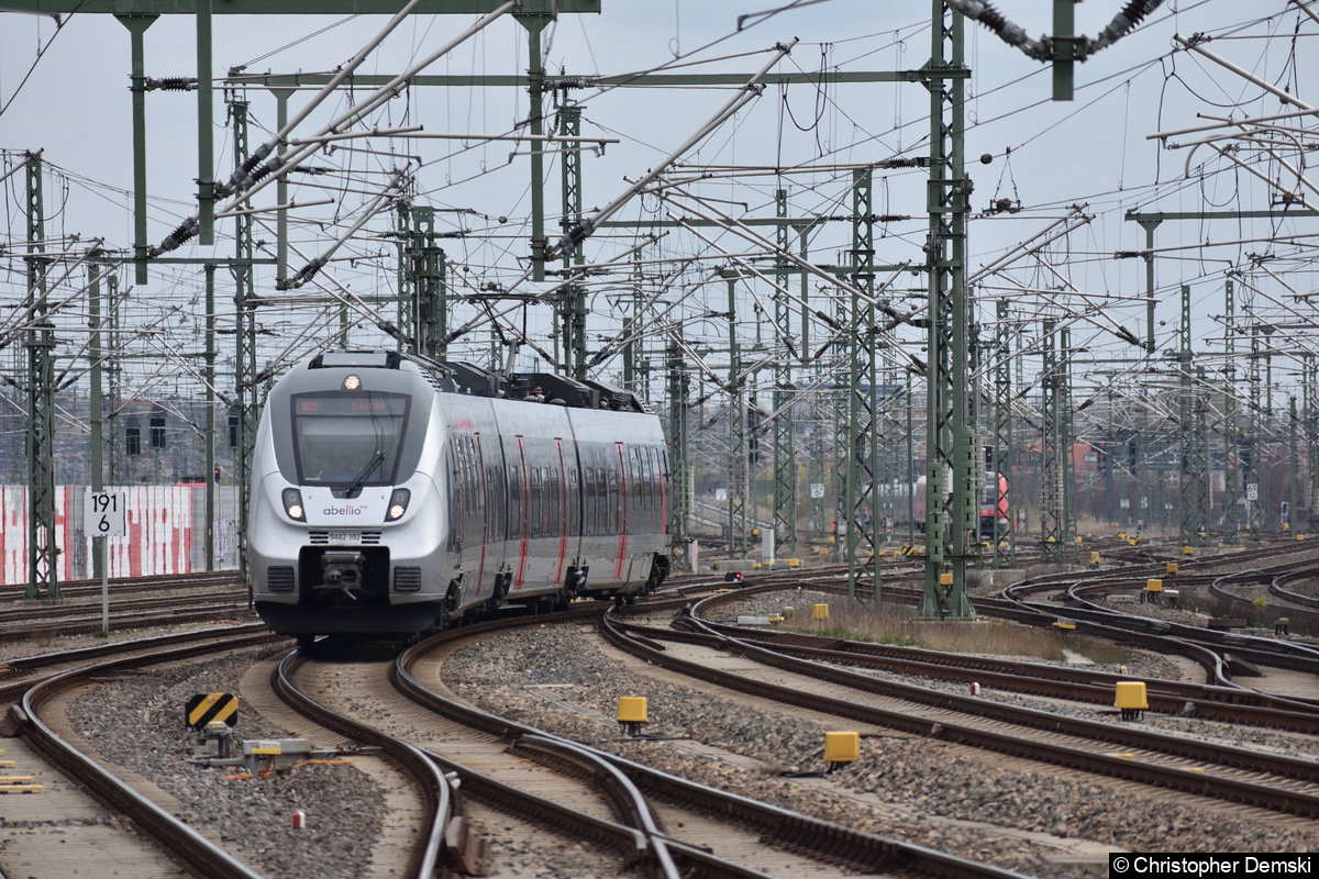9442 102 als RB 59 bei der Einfahrt in Erfurt Hauptbahnhof.
