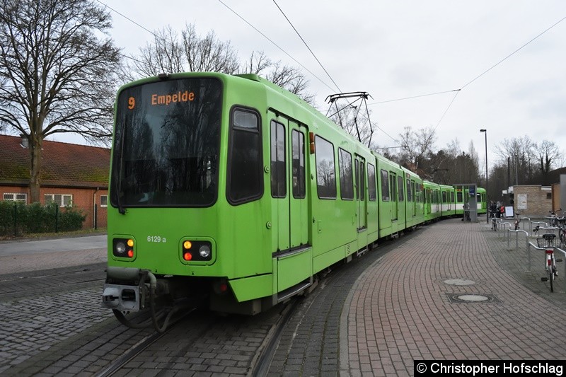 Bild: TW 6129+6235 als Linie 9 an der Endstelle Fasanenkrug.